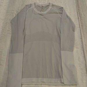 LuluLemon 🍋 Long Sleeve Lightweight shirt